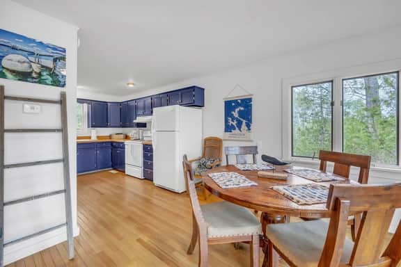 Seven Bells Cottage · Seven Bells Cottage- Close to Ocean!