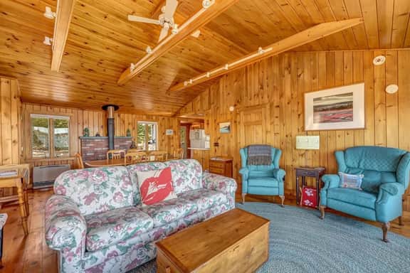 Tide's Edge Cottage · Tide's Edge-New Oceanfront!