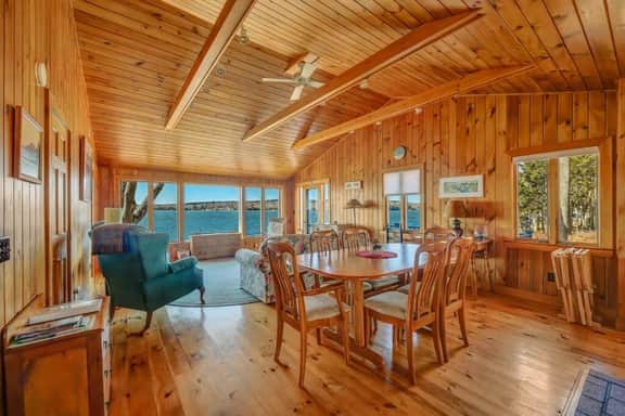 Tide's Edge Cottage · Tide's Edge-New Oceanfront!
