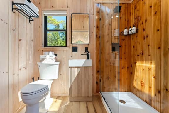Aurora Nook · Aurora Nook-Cabin w/Shower & Queen Bed