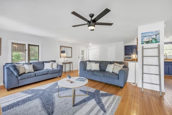 Seven Bells Cottage · Seven Bells Cottage- Close to Ocean!