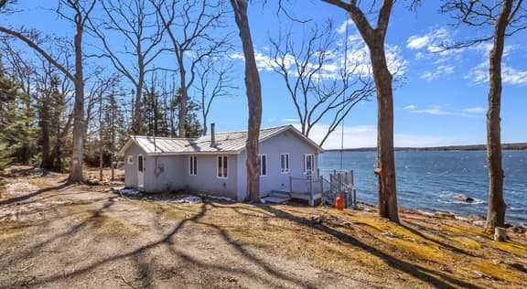Tide's Edge Cottage · Tide's Edge-New Oceanfront!