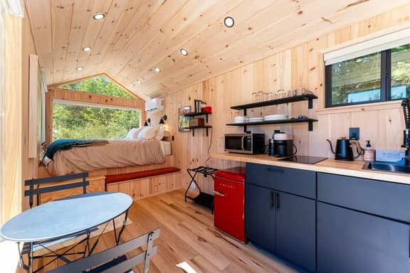 Aurora Nook · Aurora Nook-Cabin w/Shower & Queen Bed